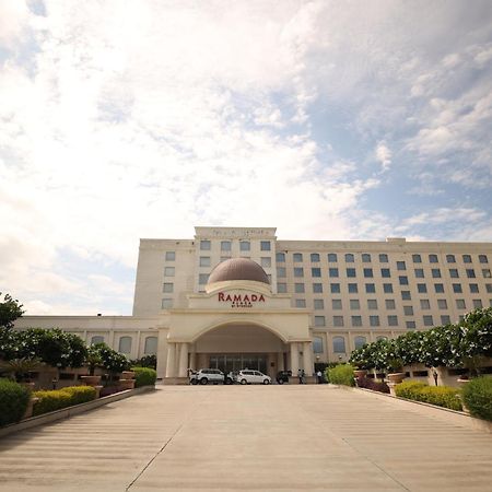 ホテル Ramada Plaza By Wyndham ラクナウ エクステリア 写真