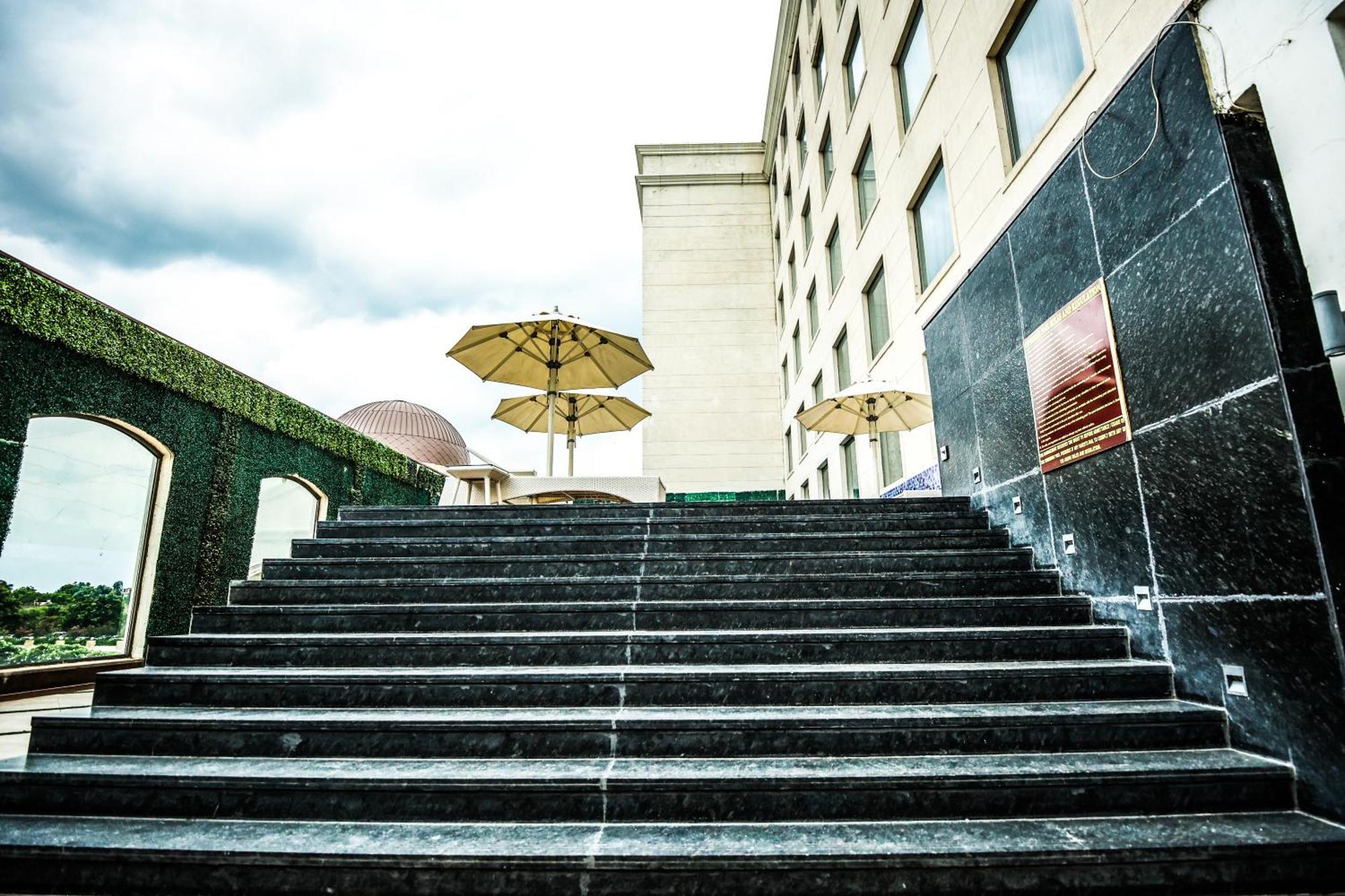 ホテル Ramada Plaza By Wyndham ラクナウ エクステリア 写真