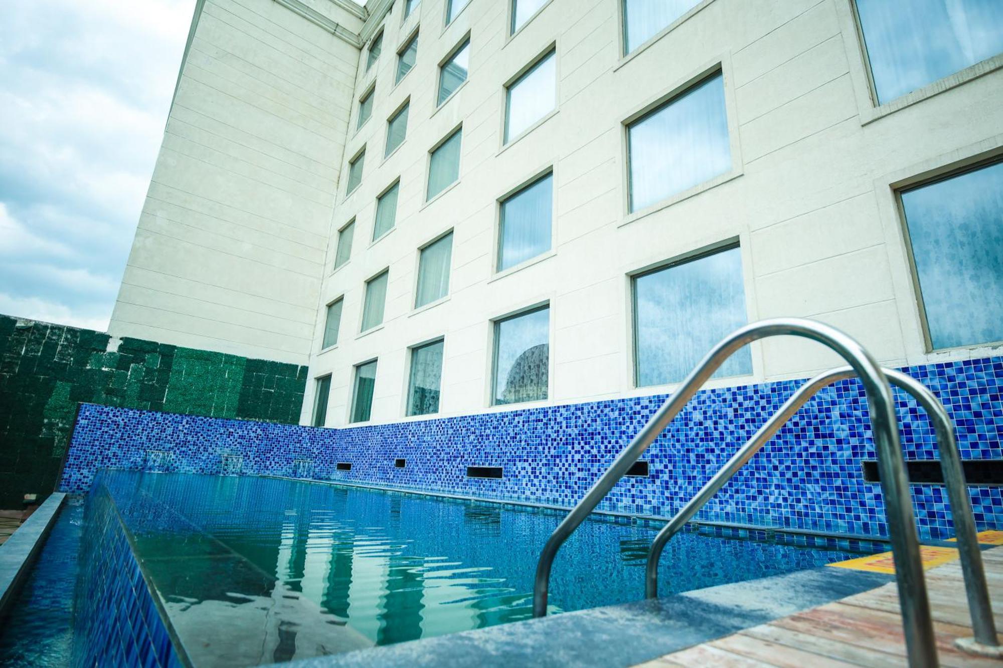 ホテル Ramada Plaza By Wyndham ラクナウ エクステリア 写真