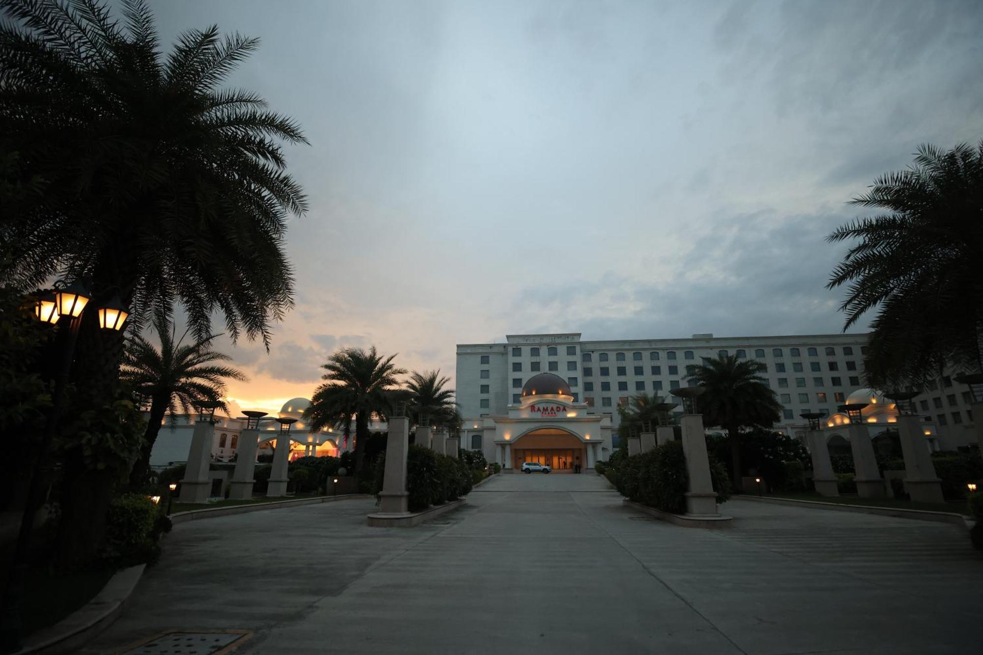 ホテル Ramada Plaza By Wyndham ラクナウ エクステリア 写真