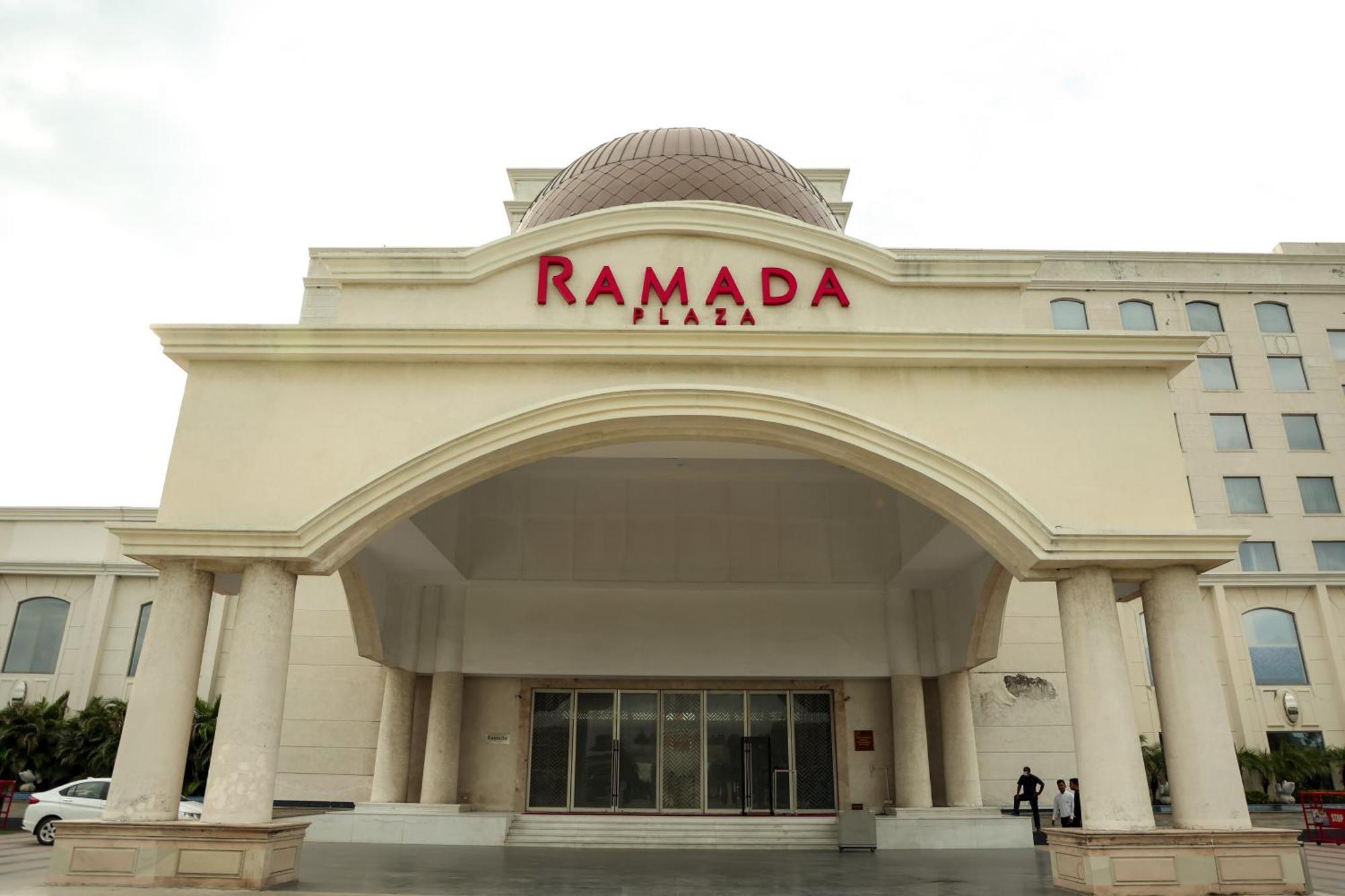 ホテル Ramada Plaza By Wyndham ラクナウ エクステリア 写真